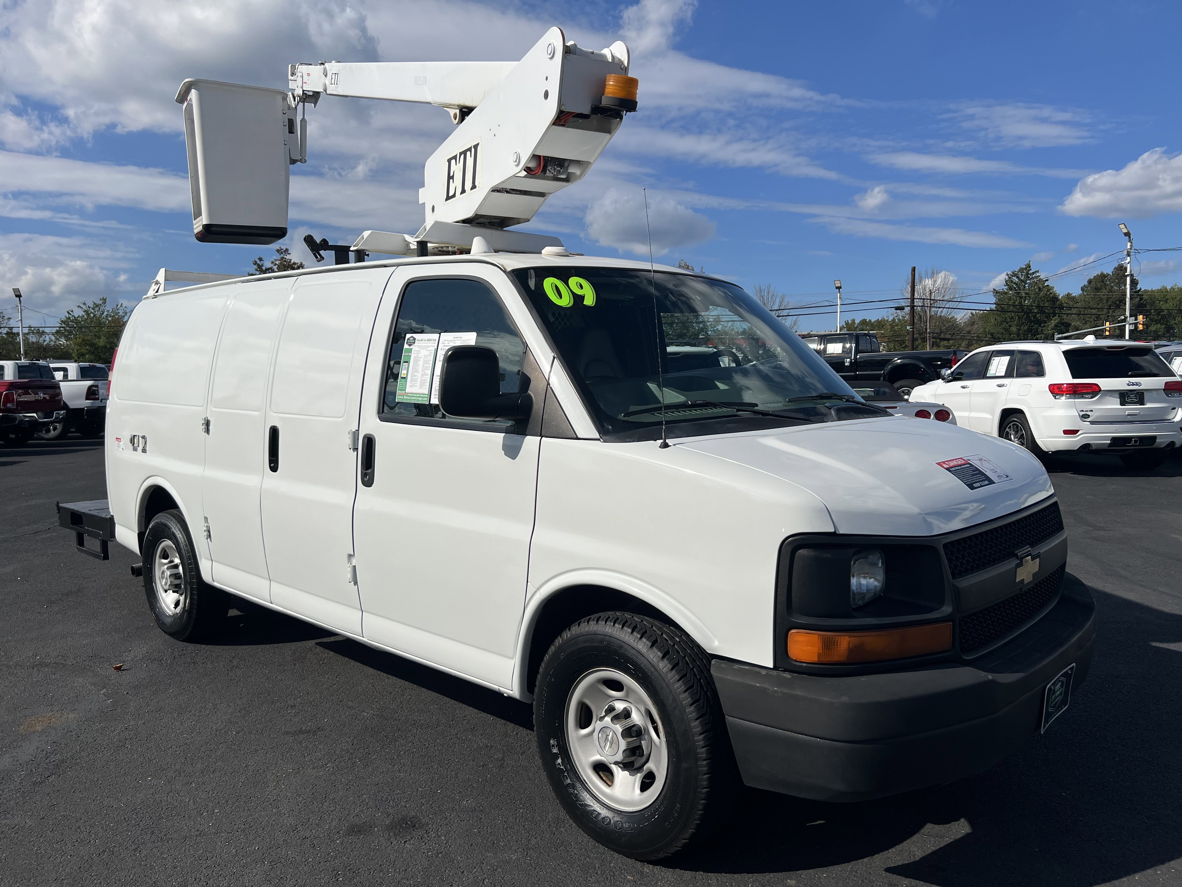 Used 2009 Chevrolet Express 3500 image 2