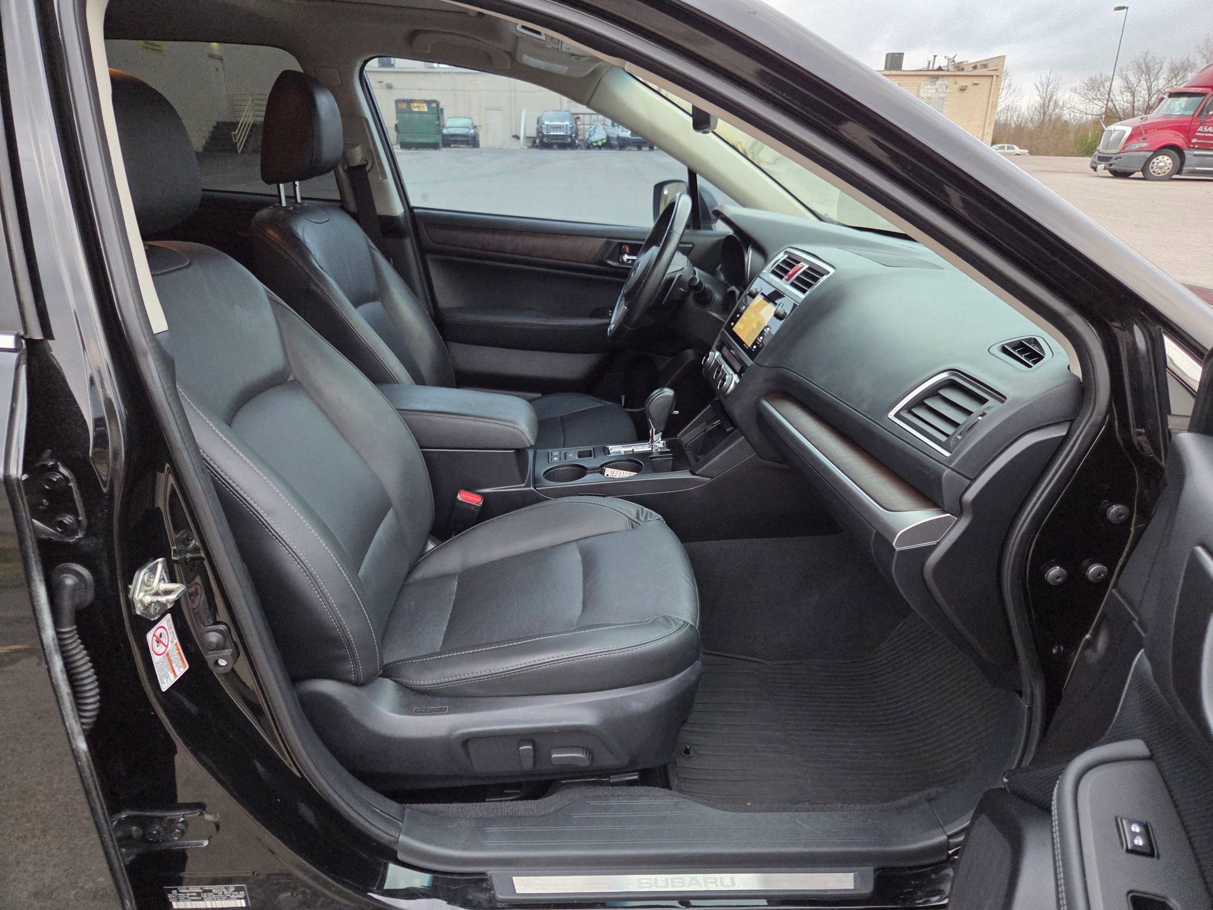 Used 2017 Subaru Outback 3.6R Limited image 17