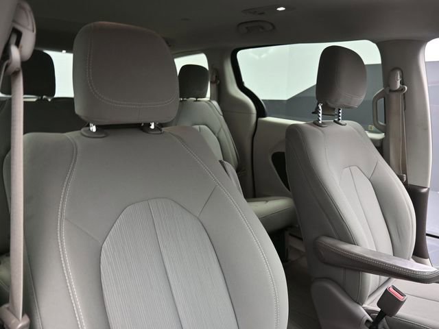 Used 2017 Chrysler Pacifica Touring w/ Tire & Wheel Group image 27