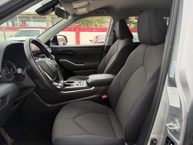 Used 2024 Toyota Highlander LE AWD/4WD image 26