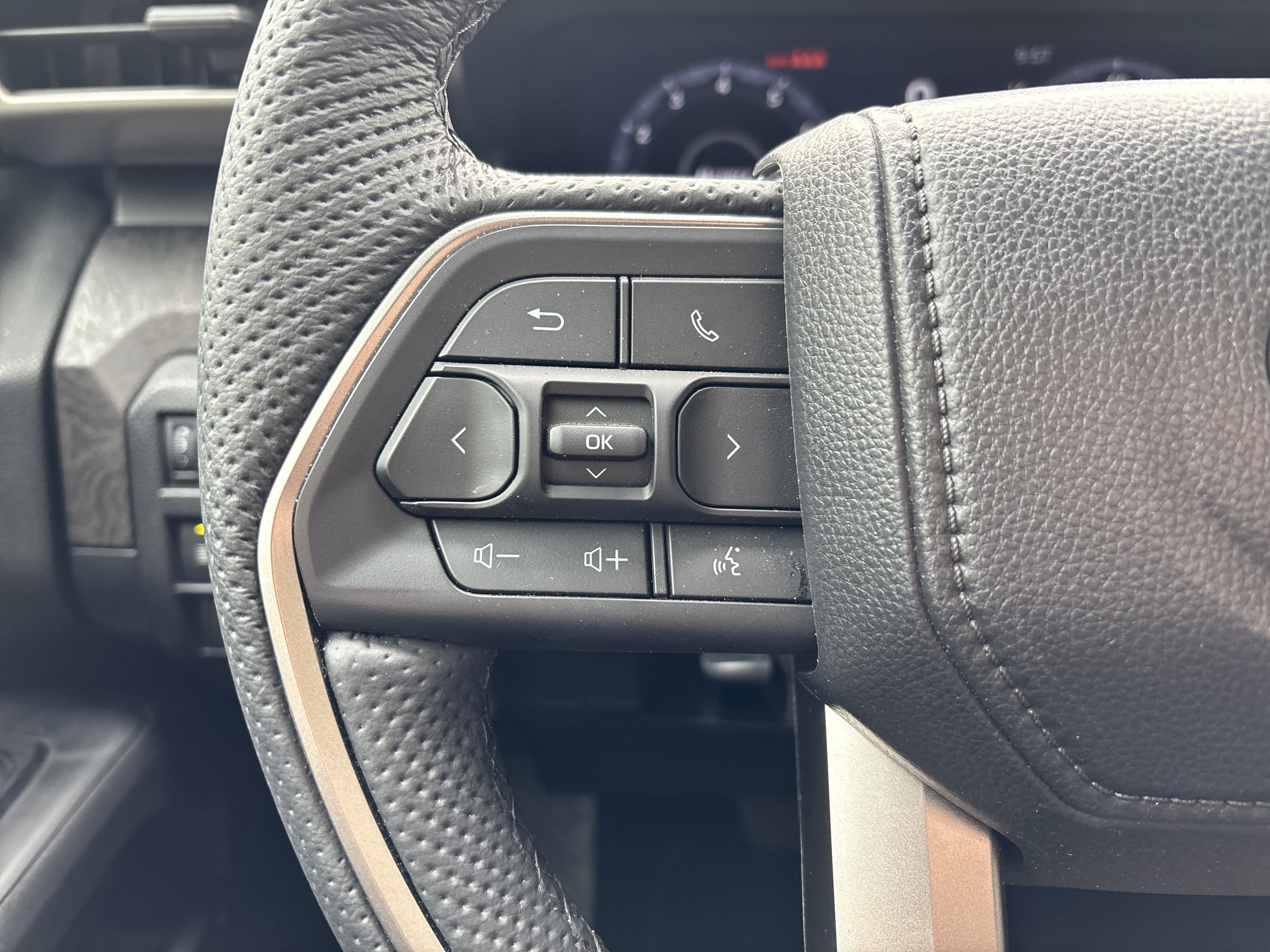 Used 2025 Toyota Tacoma Limited AWD/4WD image 18