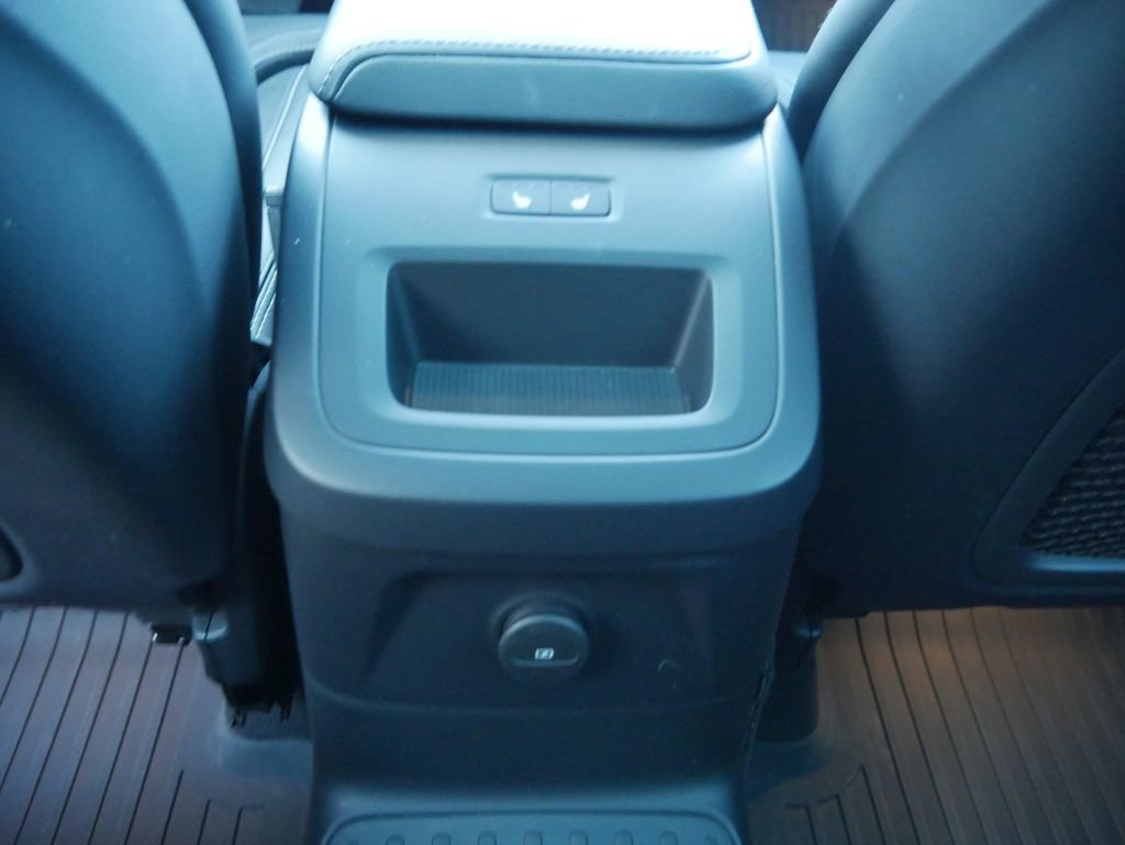 Used 2023 Volvo XC60 T8 Ultimate w/ Climate Package image 41