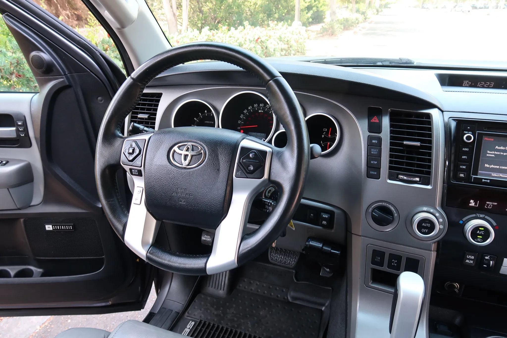 Used 2017 Toyota Sequoia Limited w/ Safety & Convenience Package AWD/4WD image 33