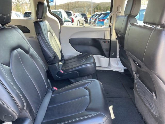 Used 2023 Chrysler Pacifica Touring-L image 11