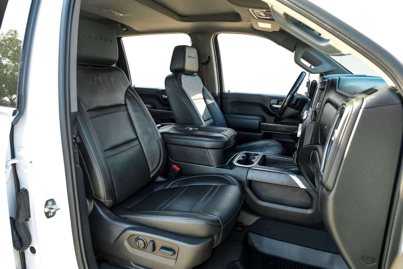 Used 2022 GMC Sierra 3500 Denali w/ Denali Ultimate Package AWD/4WD image 34