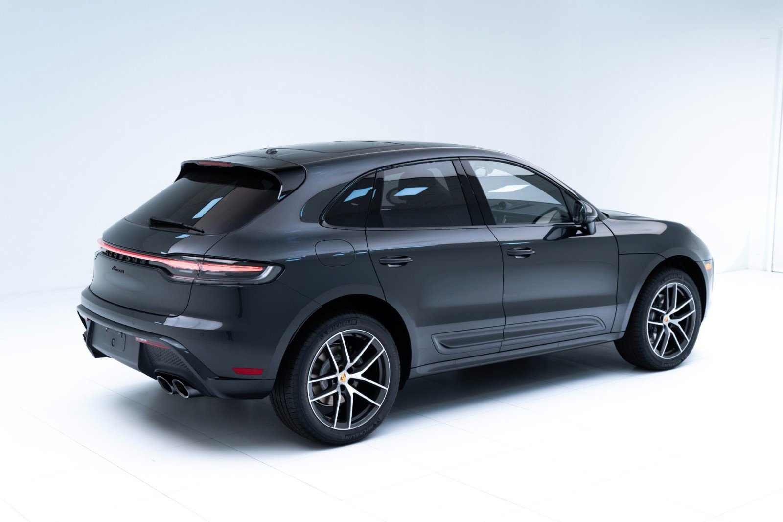Certified 2025 Porsche Macan AWD/4WD image 9