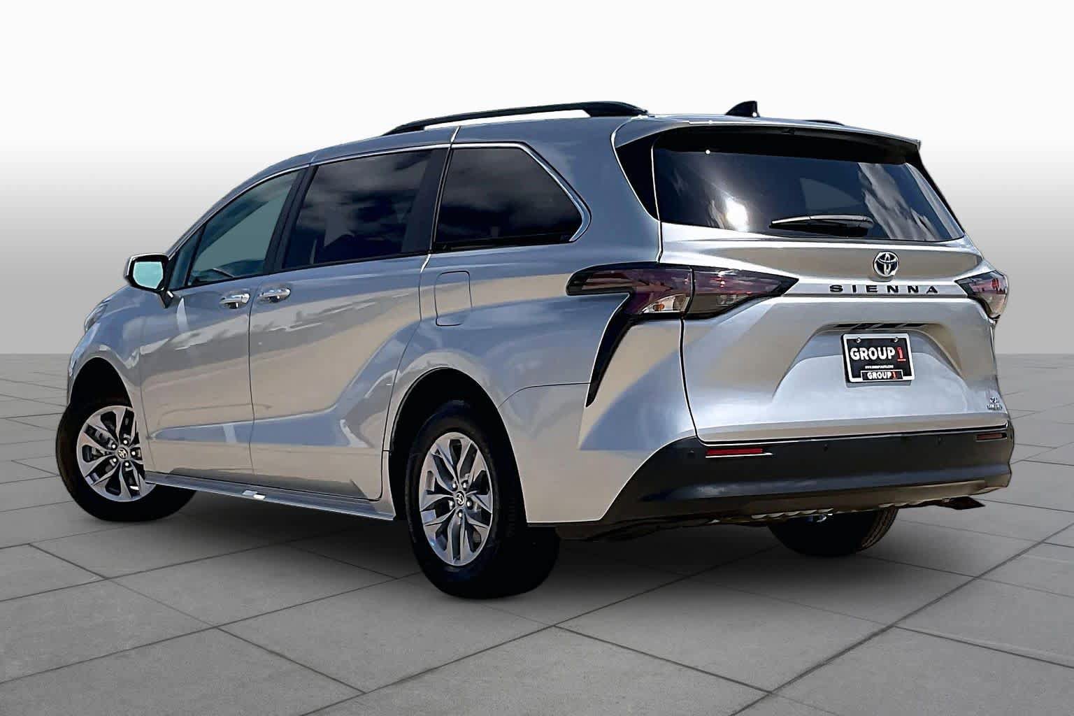 Used 2024 Toyota Sienna XLE FWD image 24