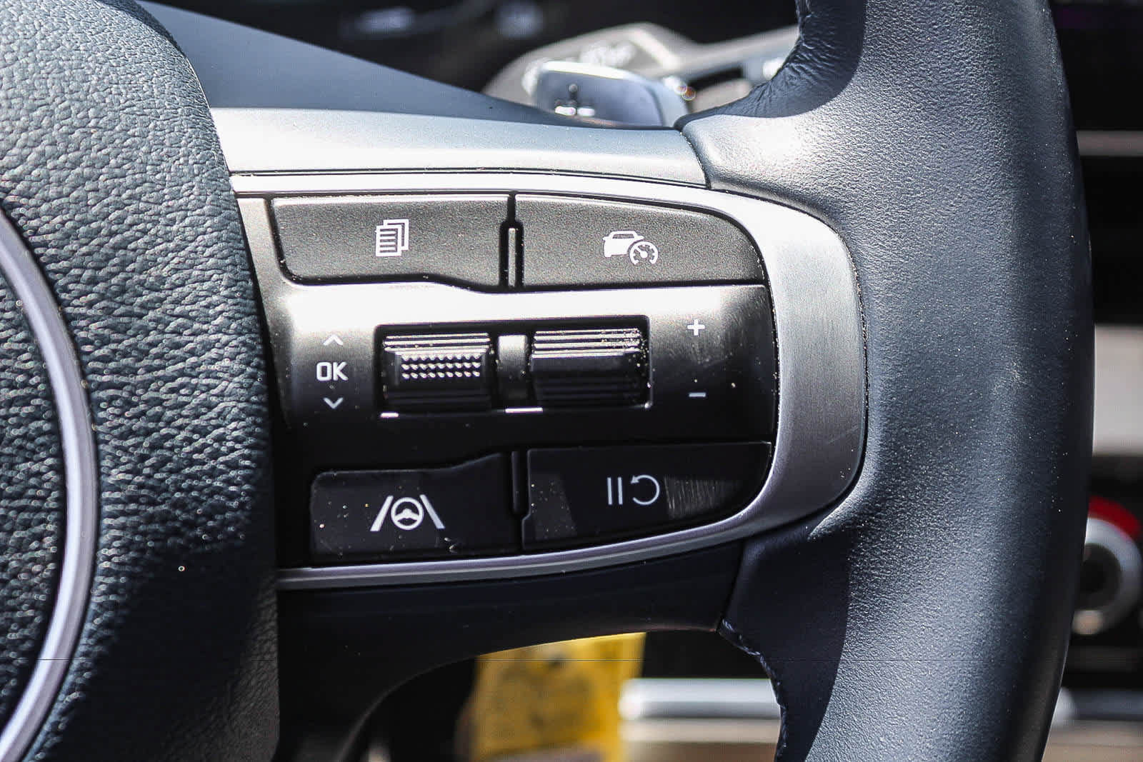 Used 2025 Kia Sportage EX AWD/4WD image 31