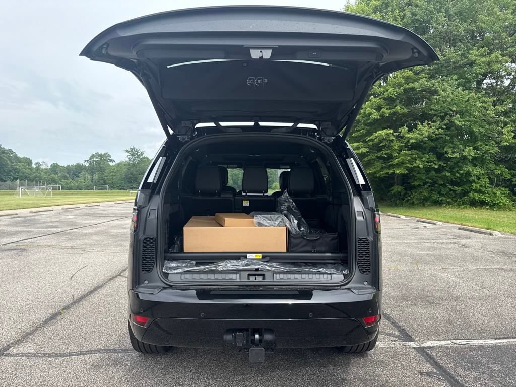 New 2025 Land Rover Discovery Dynamic SE image 9