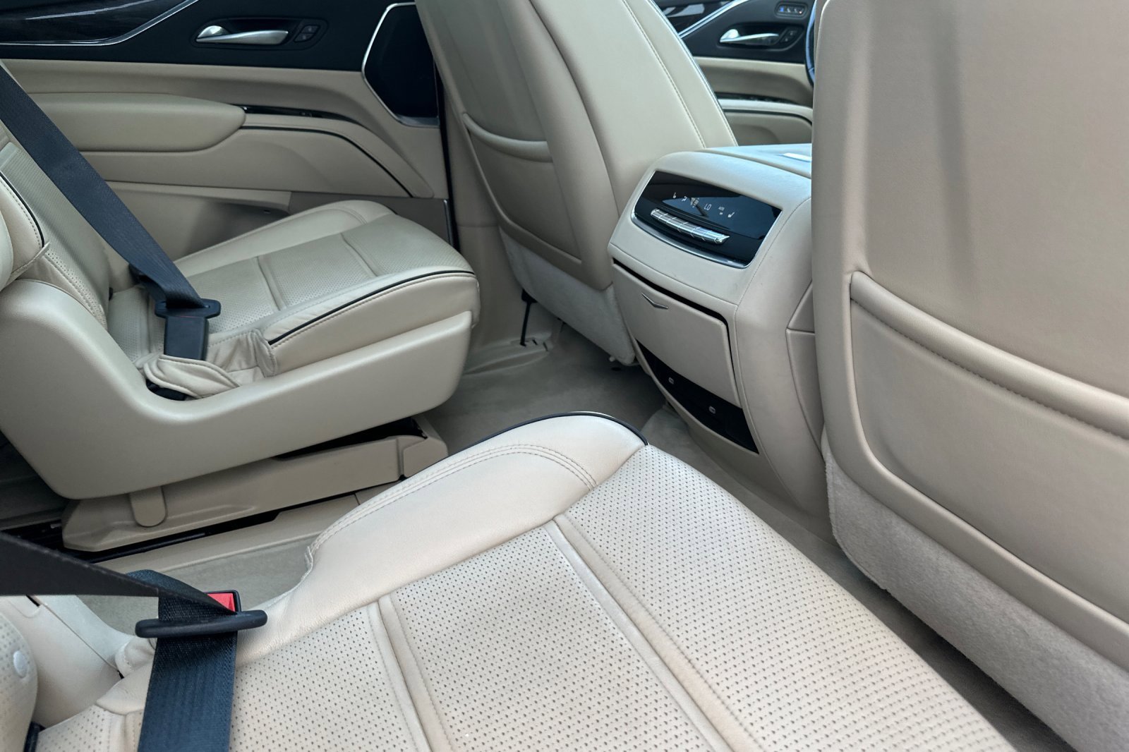 Certified 2023 Cadillac Escalade Premium Luxury w/ Performance Package image 19