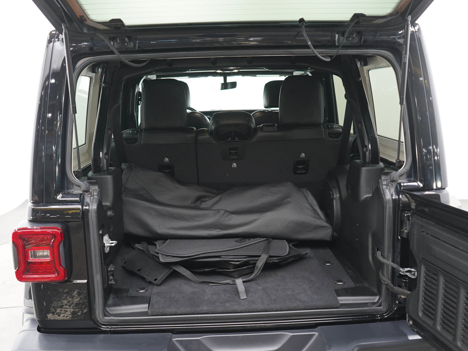 Used 2020 Jeep Wrangler Unlimited Sahara w/ Uconnect 4C Nav & Sound Group AWD/4WD image 16