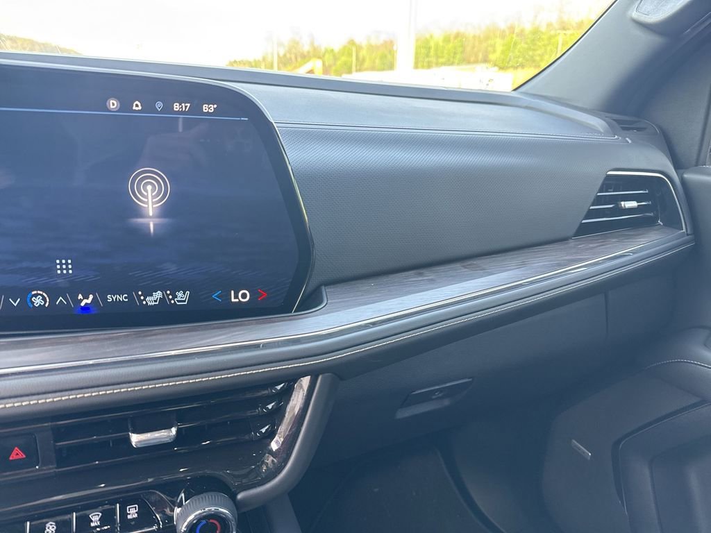 Used 2025 Chevrolet Suburban Premier AWD/4WD image 11