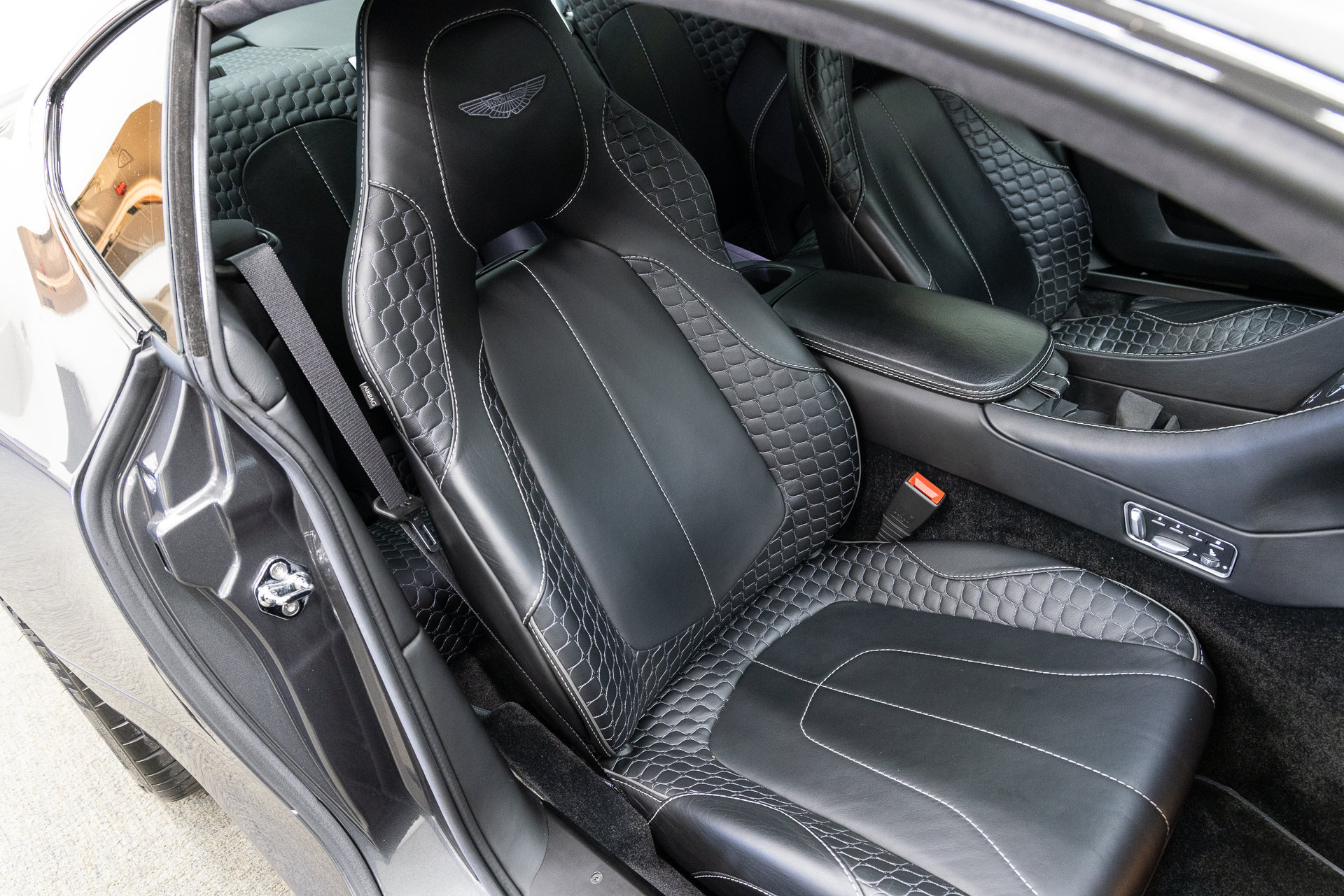 Used 2015 Aston Martin Vanquish Coupe RWD image 21