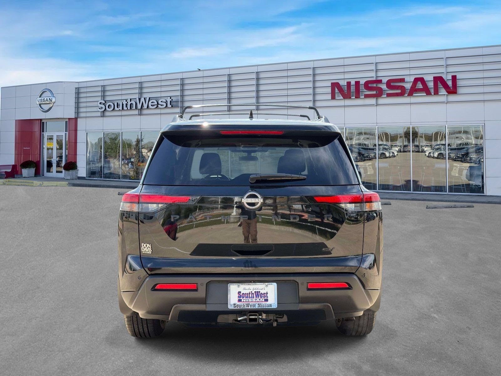 Used 2022 Nissan Pathfinder SV w/ SV Black Package FWD image 5