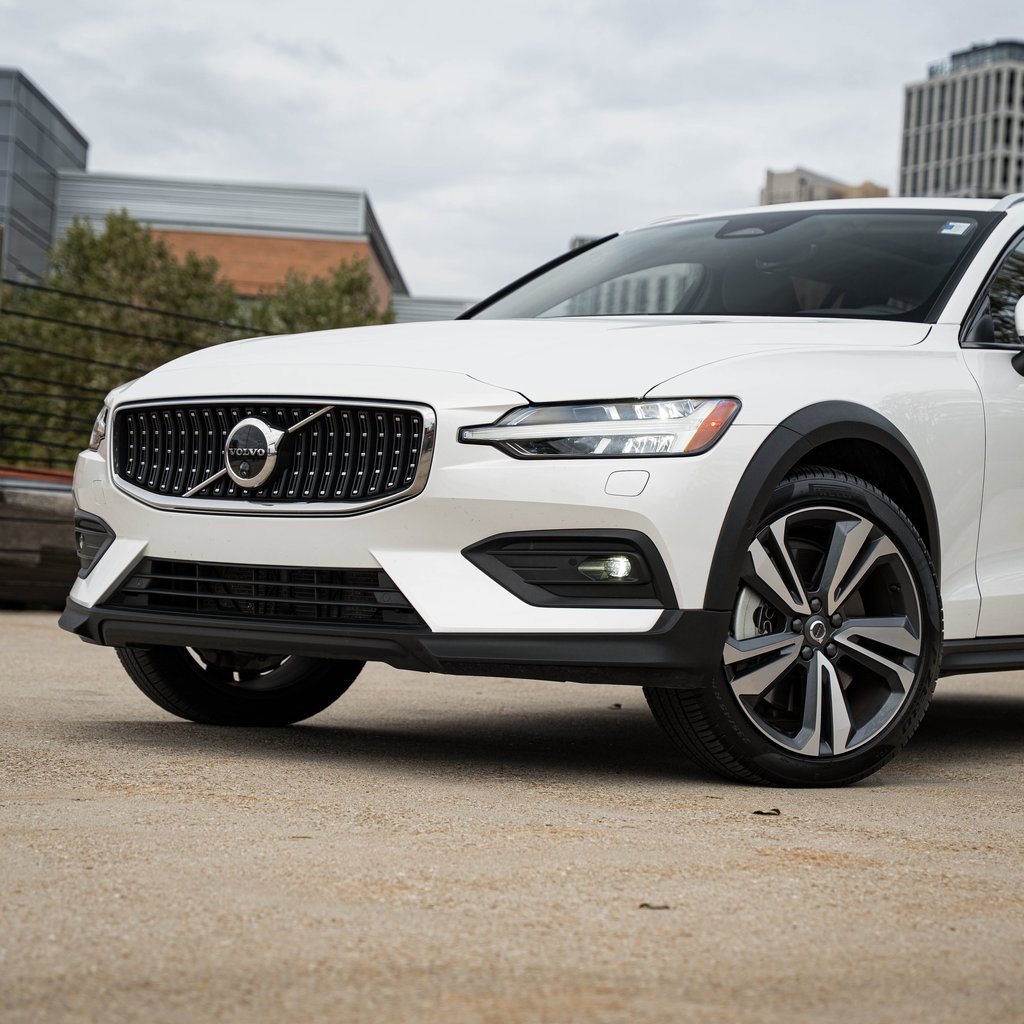 Certified 2025 Volvo V60 B5 Cross Country Plus image 2