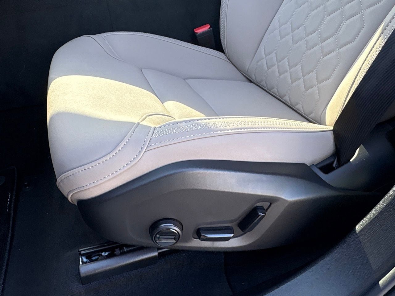 New 2026 Volvo XC60 B5 Plus w/ Protection Package Premier image 18