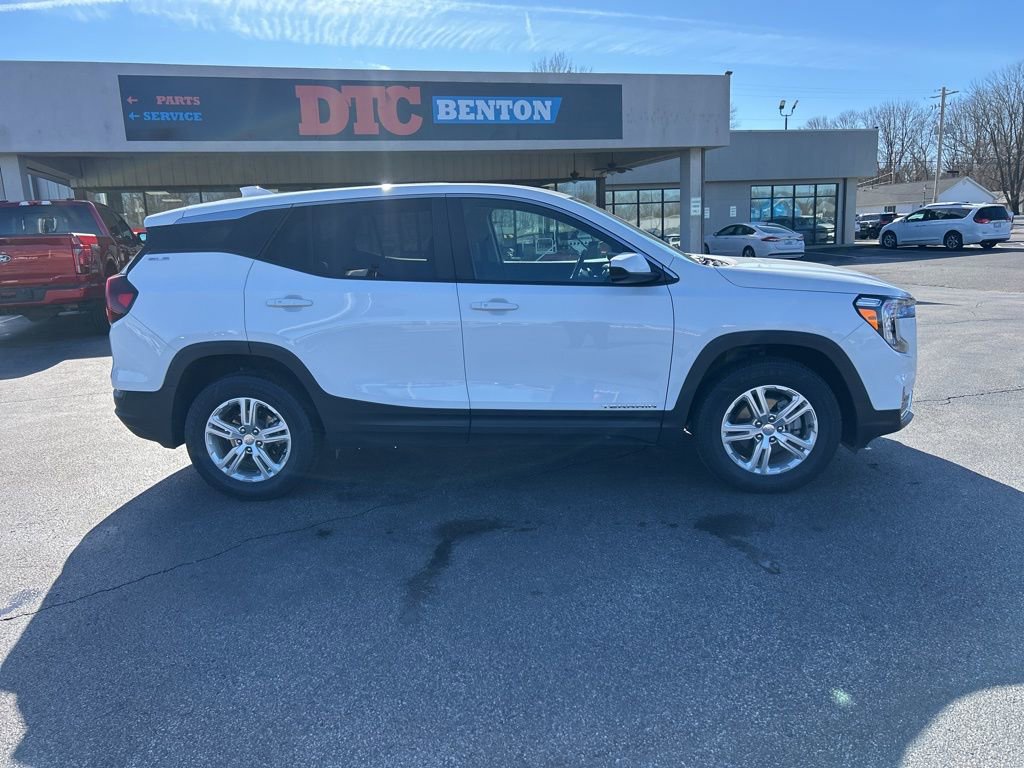Used 2024 GMC Terrain SLE image 3