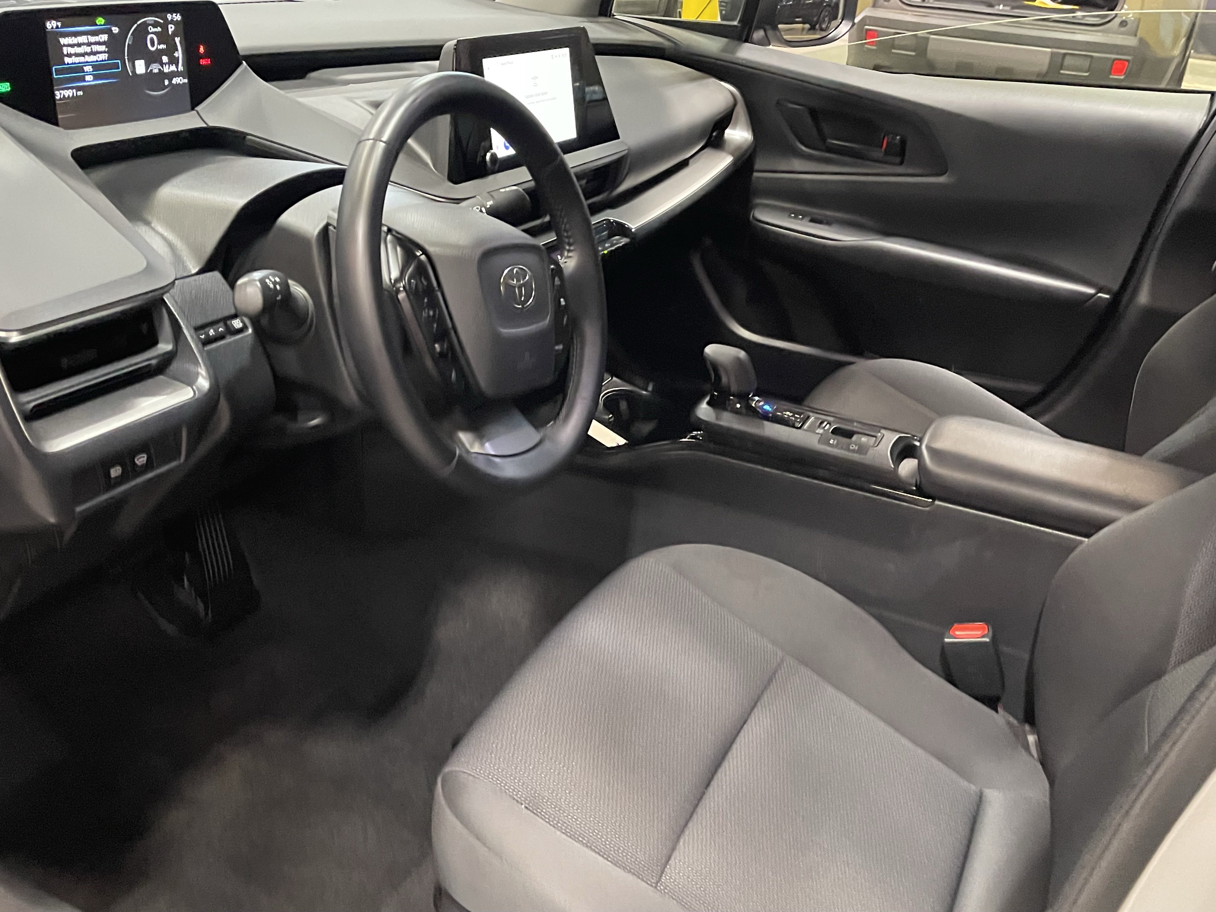 Used 2025 Toyota Prius LE FWD image 10