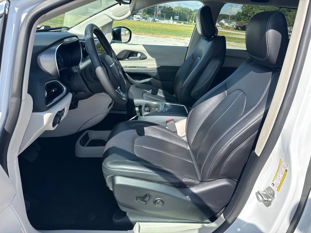 Used 2024 Chrysler Pacifica Touring-L FWD image 21