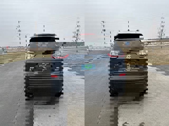 Used 2021 Jeep Cherokee Latitude w/ Mopar Interior Package image 4