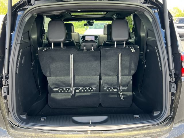 New 2027 Chrysler Pacifica Limited FWD image 39