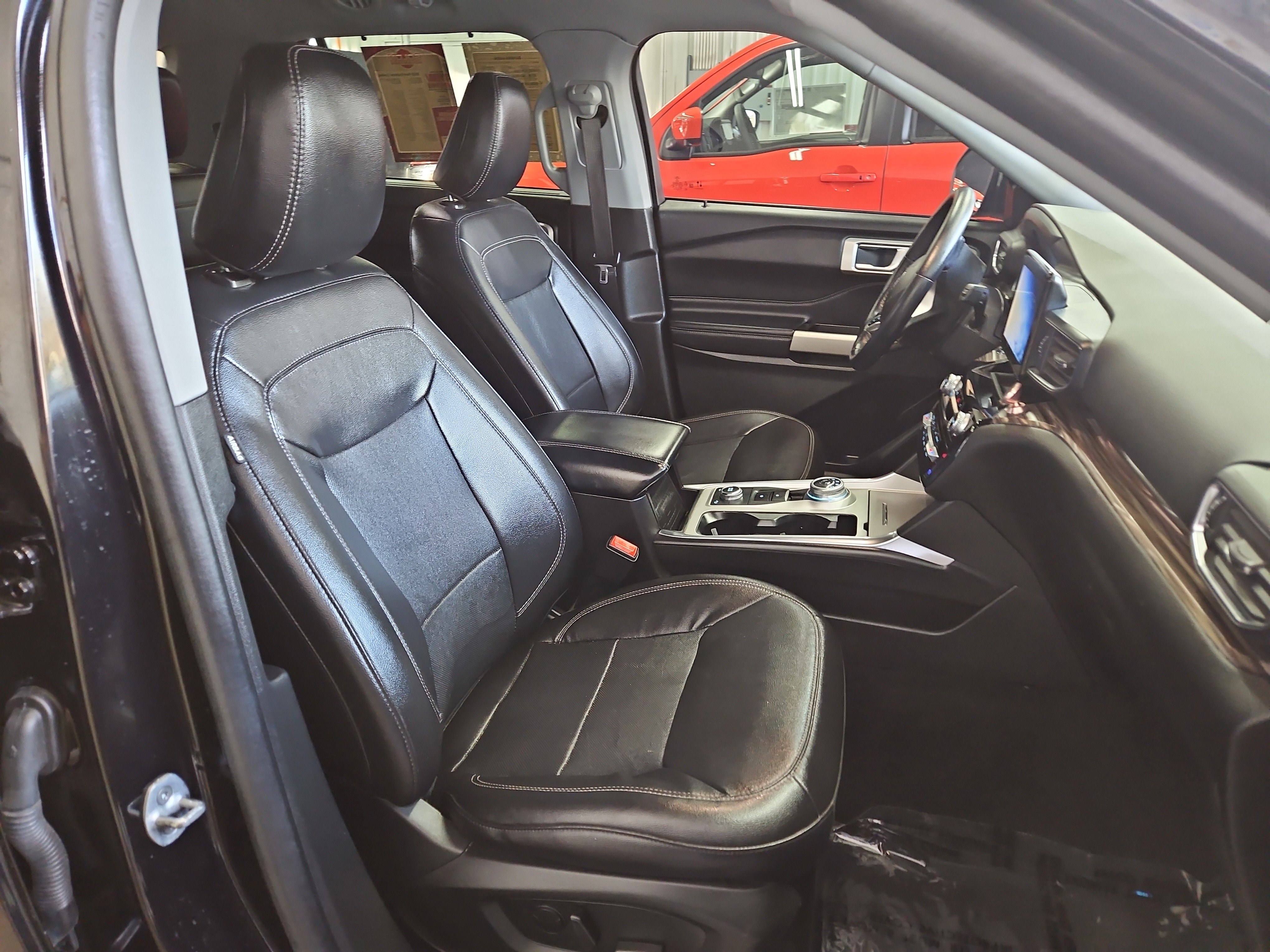 Used 2023 Ford Explorer Limited image 9