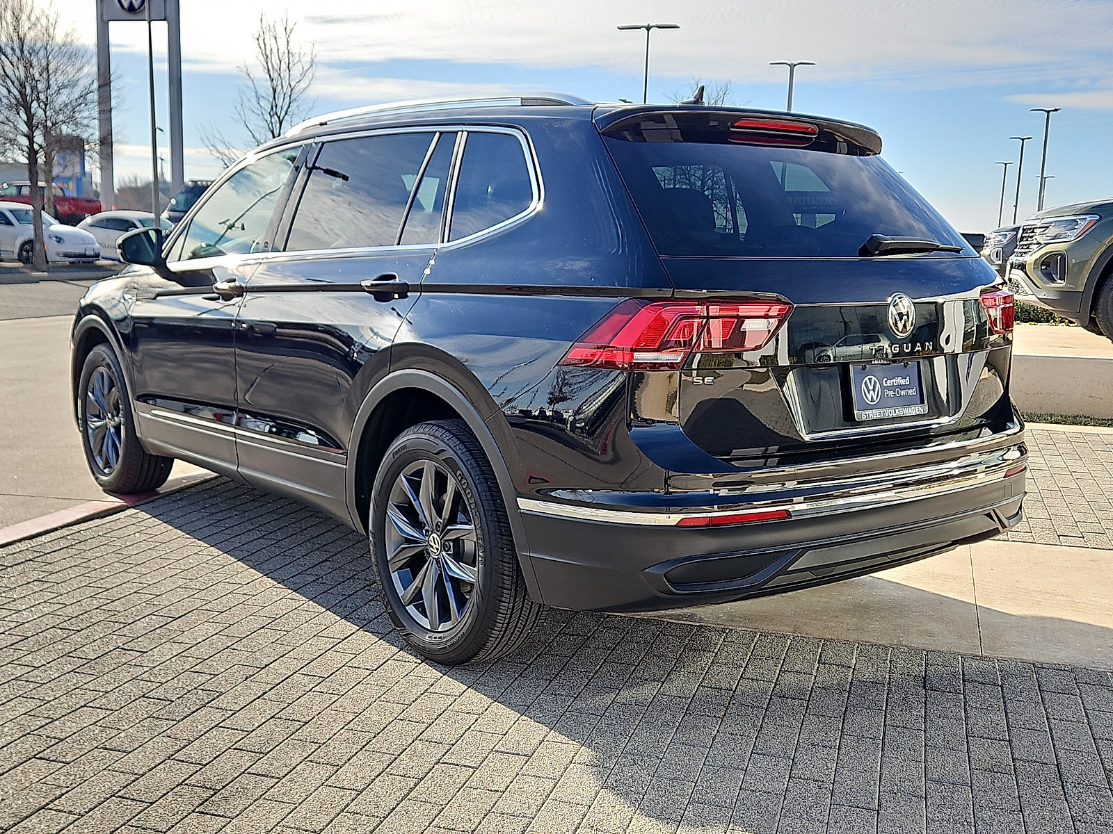 Certified 2022 Volkswagen Tiguan SE image 2