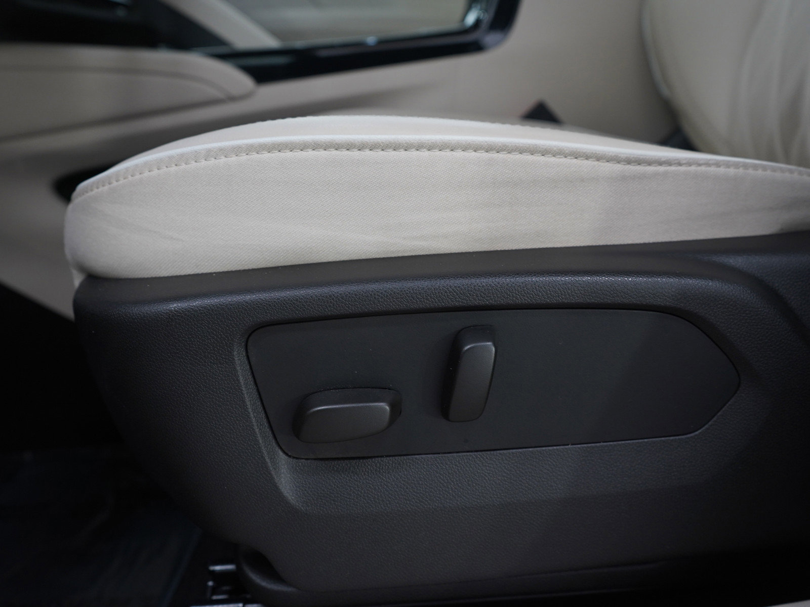 Used 2023 Buick Envision Avenir image 25