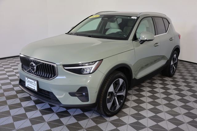 Used 2024 Volvo XC40 B5 Plus image 4