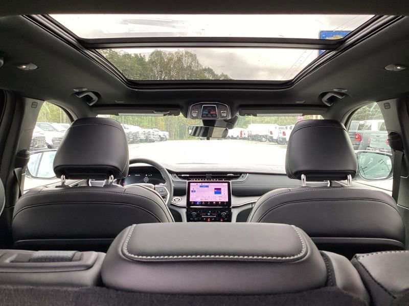 New 2025 Jeep Grand Cherokee Limited w/ Black Appearance Package image 15