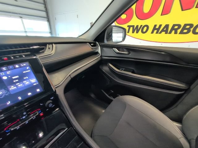 Used 2023 Jeep Grand Cherokee Laredo AWD/4WD image 21