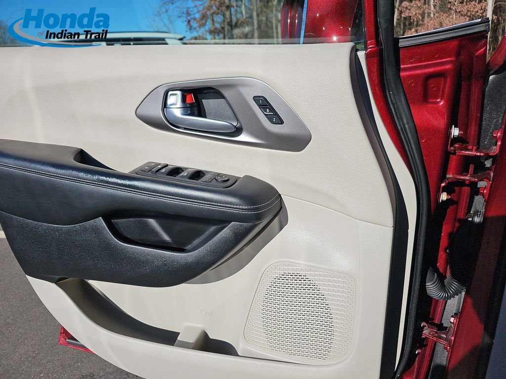 Used 2021 Chrysler Pacifica Touring-L image 29