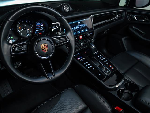 Used 2025 Porsche Macan image 4