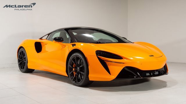 New 2025 McLaren Artura image 3