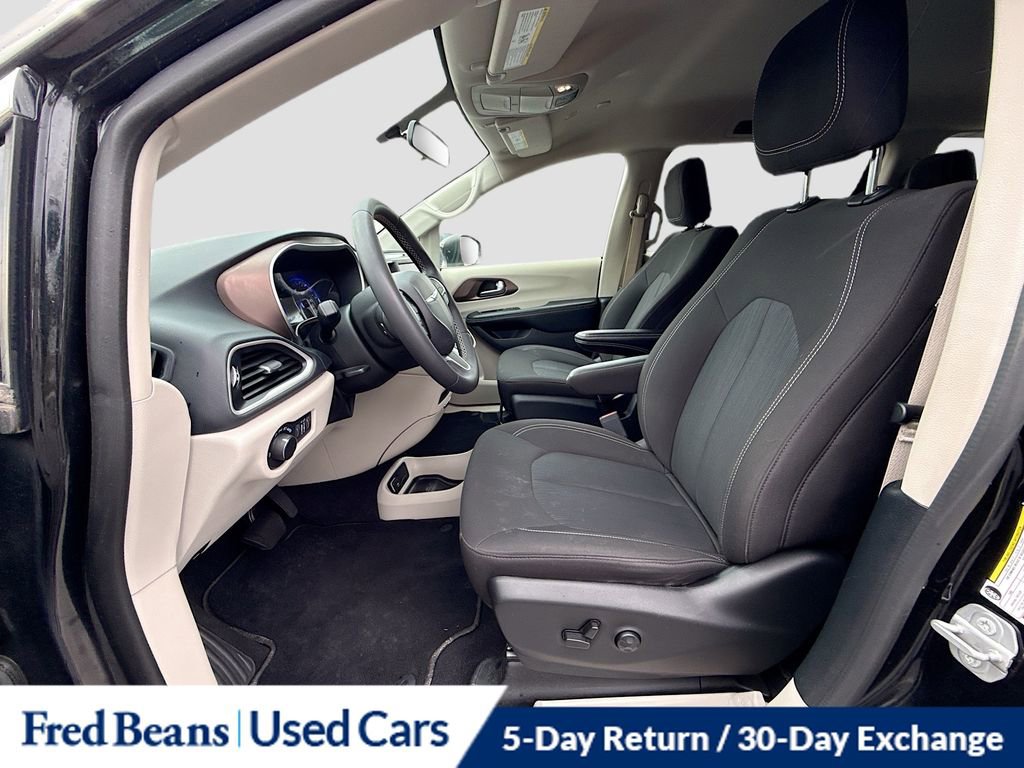 Used 2022 Chrysler Voyager LX image 20