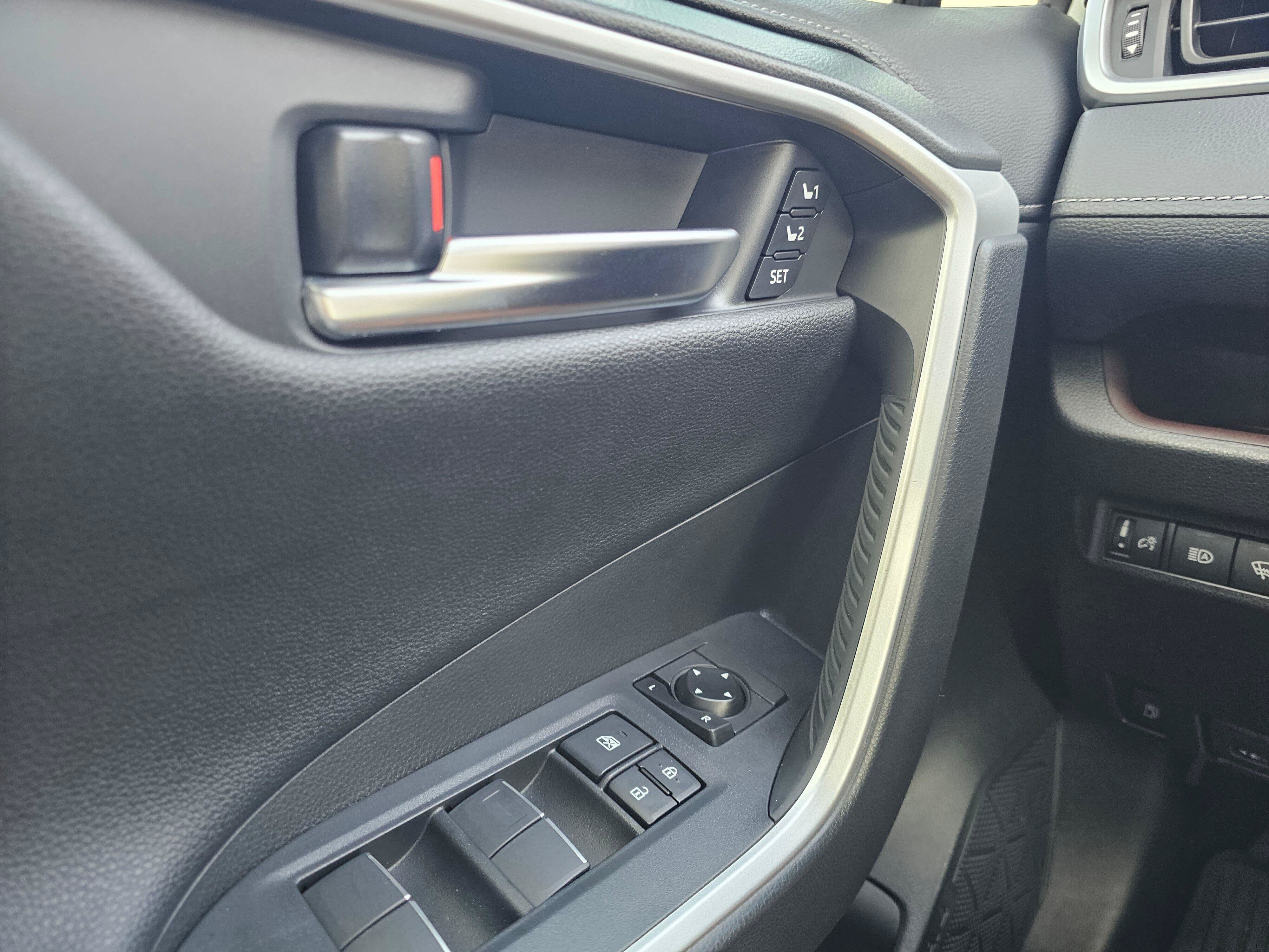 Used 2020 Toyota RAV4 Limited AWD/4WD image 33