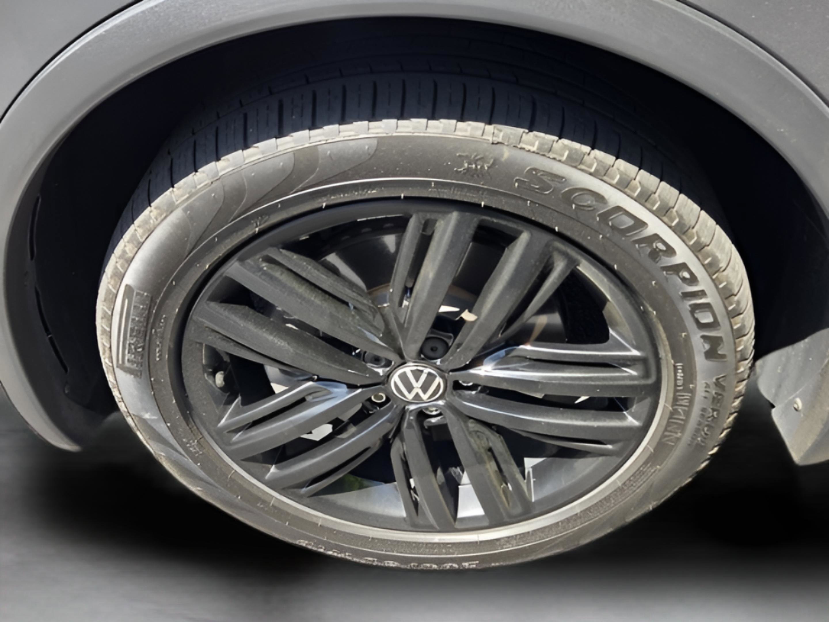 Used 2022 Volkswagen Tiguan SE R-Line FWD image 27