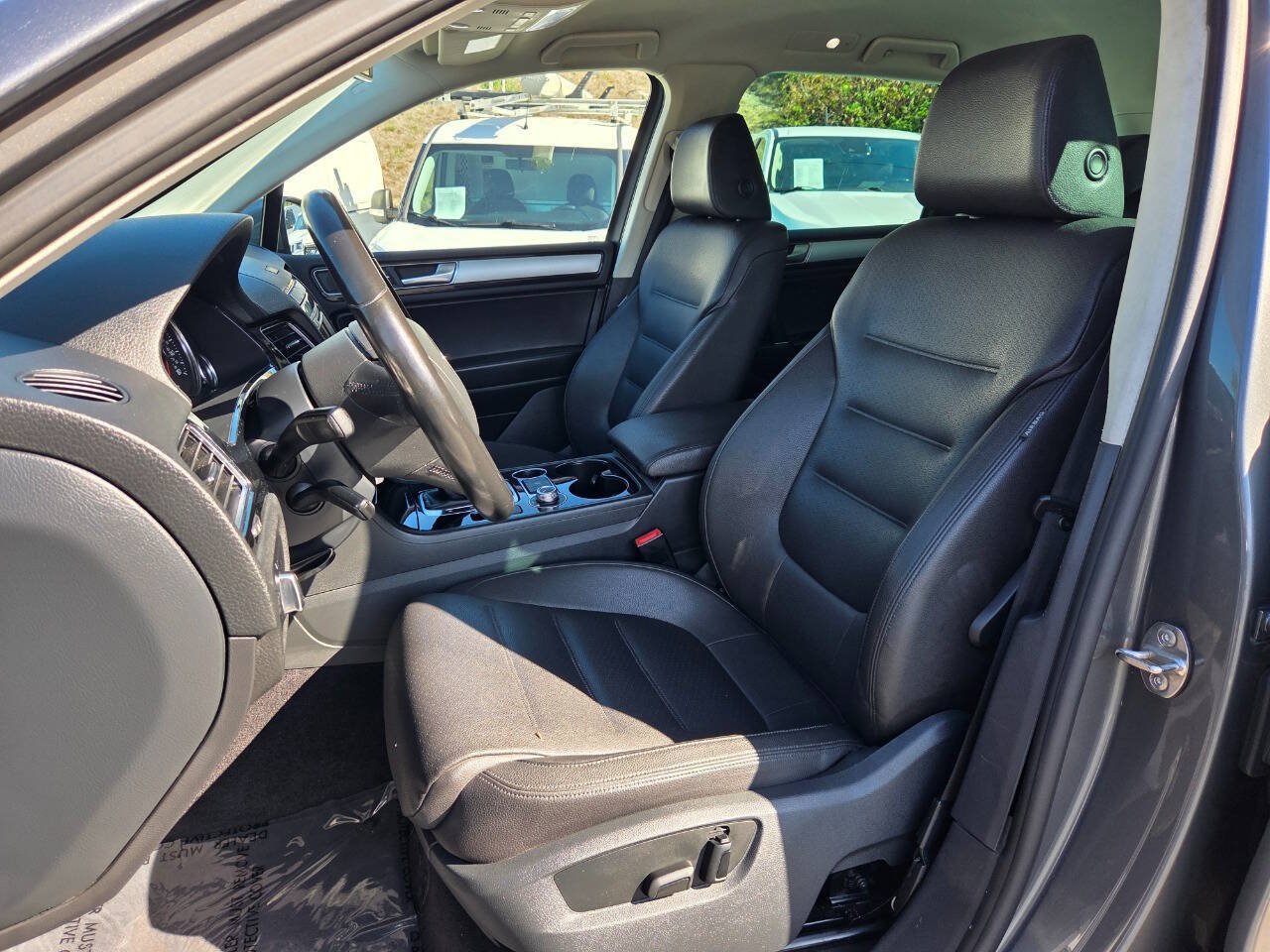 Used 2015 Volkswagen Touareg Sport AWD/4WD image 14