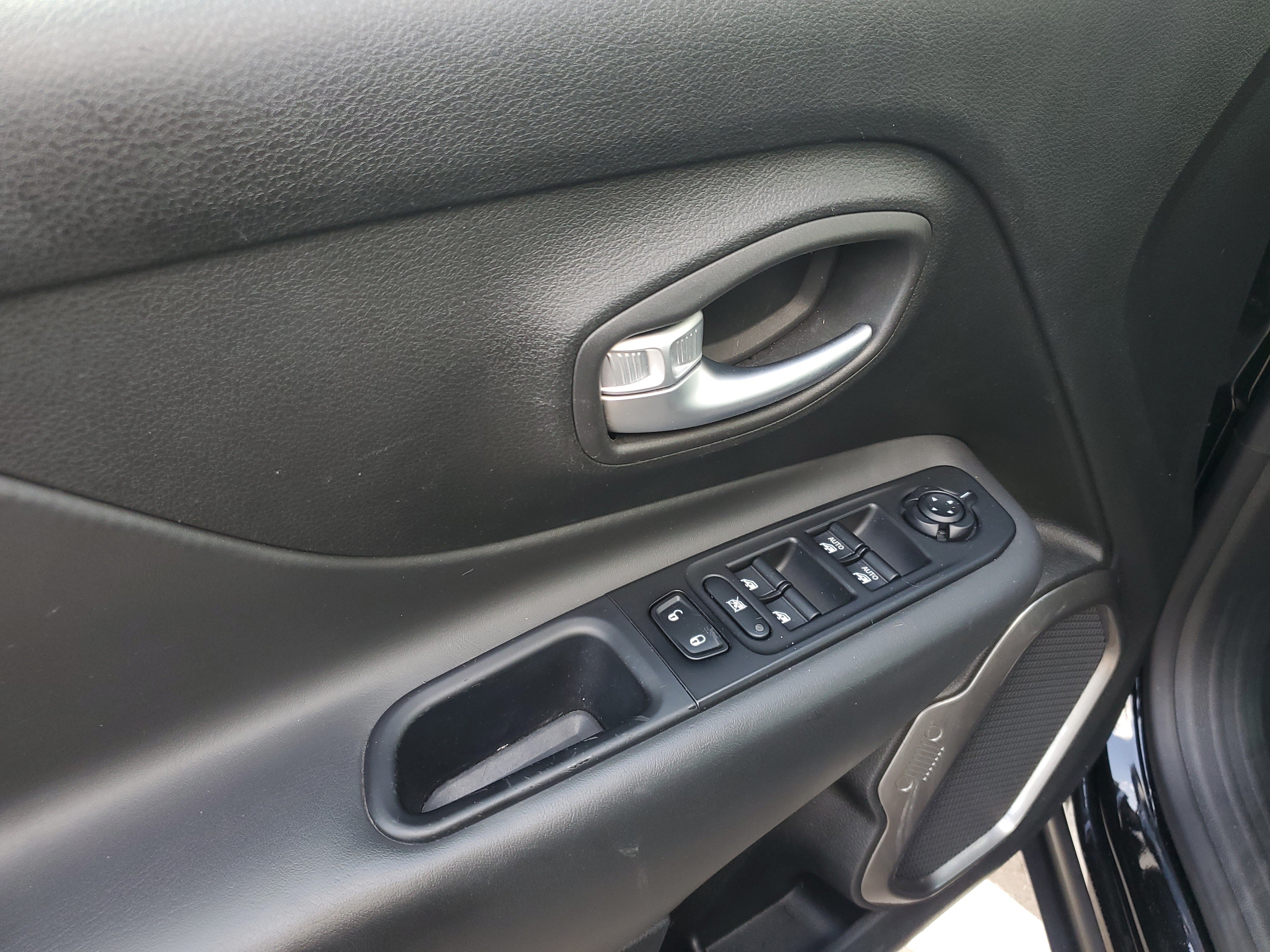 Used 2020 Jeep Renegade Limited w/ UConnect 8.4 Nav Group AWD/4WD image 10