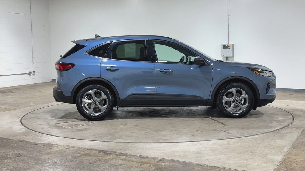 Used 2025 Ford Escape ST-Line FWD image 9