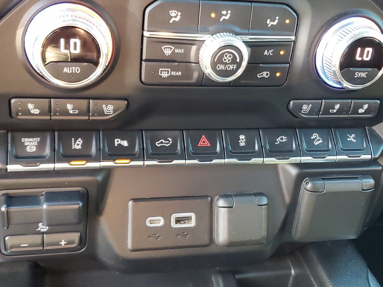 Used 2021 GMC Sierra 2500 Denali w/ Denali Black Diamond Edition AWD/4WD image 24