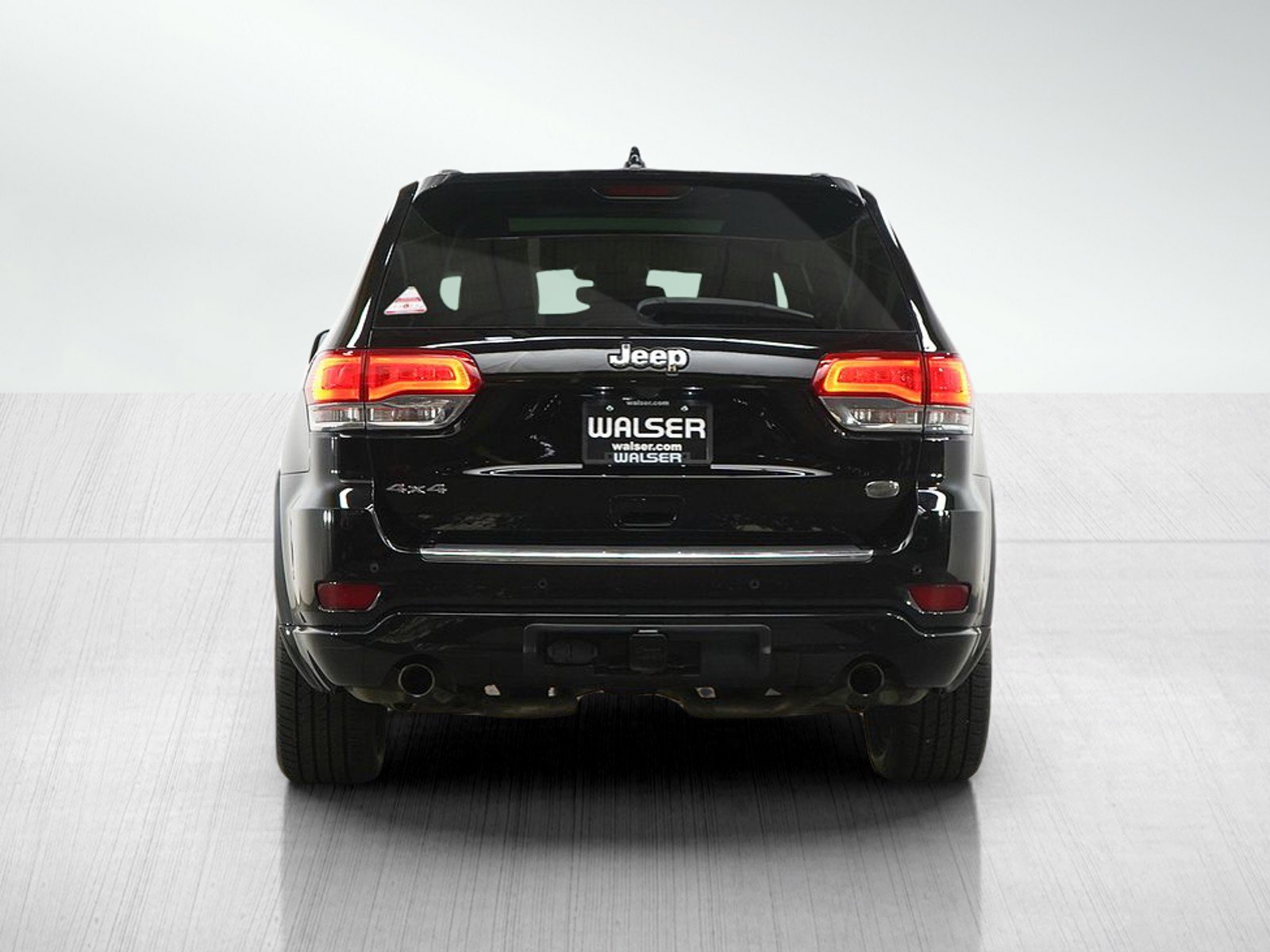 Used 2018 Jeep Grand Cherokee Overland AWD/4WD image 4