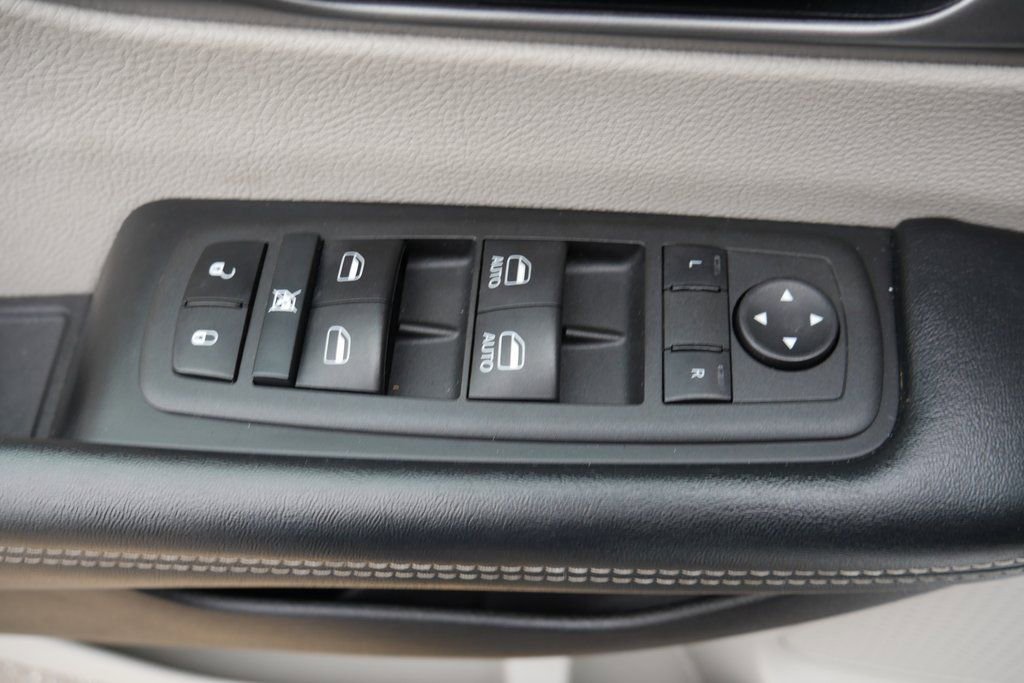 Used 2022 Chrysler Pacifica Touring-L image 30