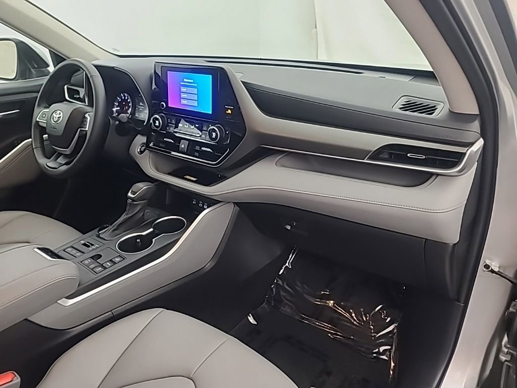 Used 2023 Toyota Highlander XLE image 12