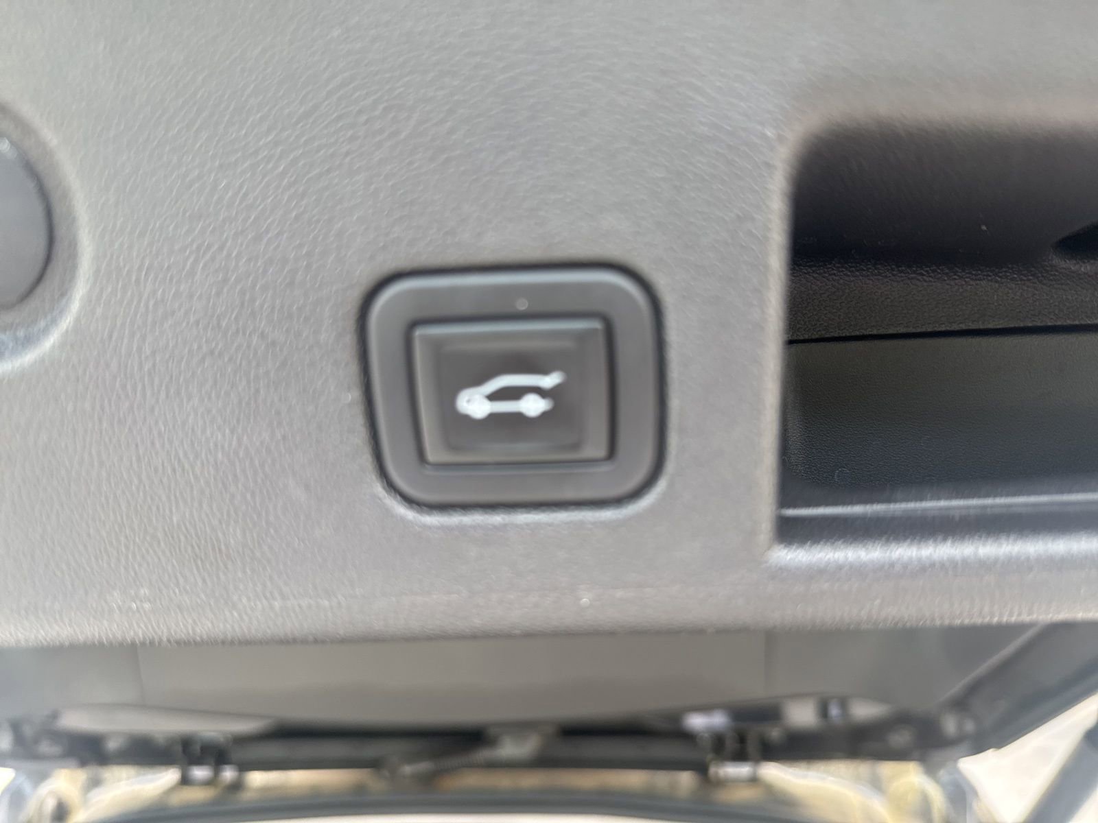 Used 2020 Chevrolet Equinox LT w/ Midnight Edition FWD image 7
