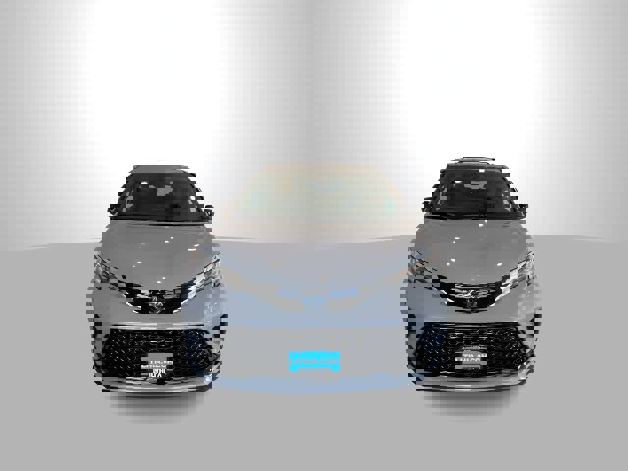 Used 2024 Toyota Sienna XSE w/ XSE Plus Package image 3