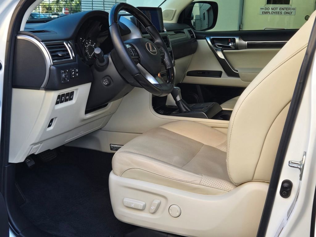 Used 2023 Lexus GX 460 Luxury w/ Sport Design Package image 11