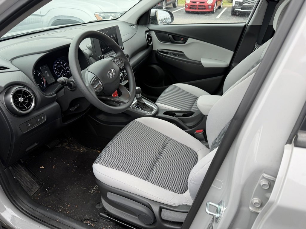 Used 2023 Hyundai Kona SE image 7