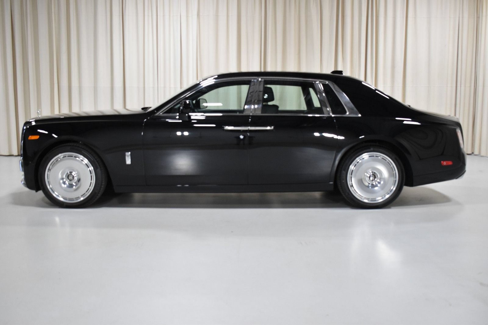 New 2027 Rolls-Royce Phantom Sedan RWD image 3