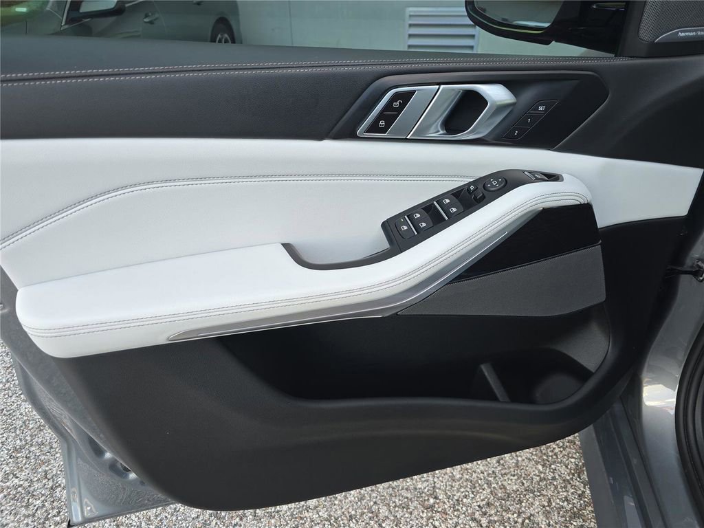 Used 2024 BMW X5 xDrive40i w/ Executive Package image 17